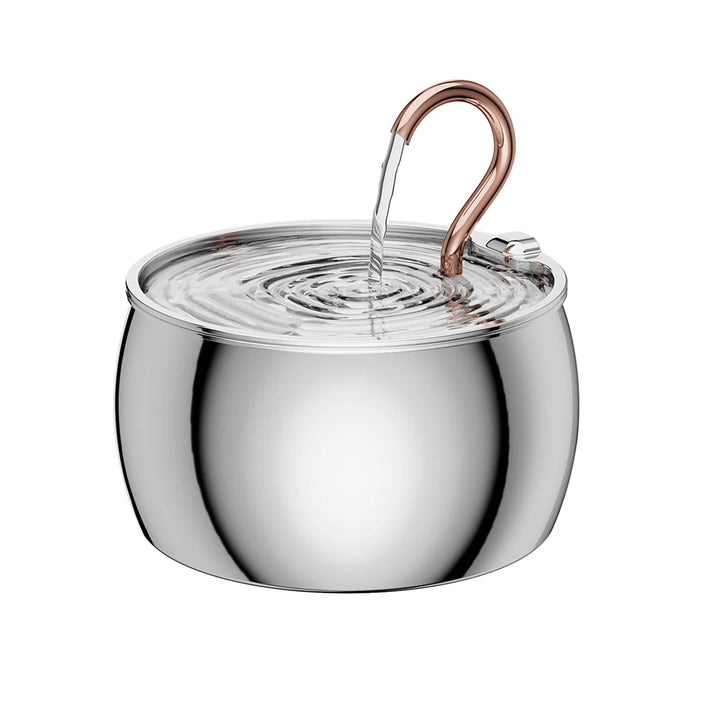 Fontaine d'intérieur en acier inoxydable avec un robinet en cuivre, élégante et moderne.