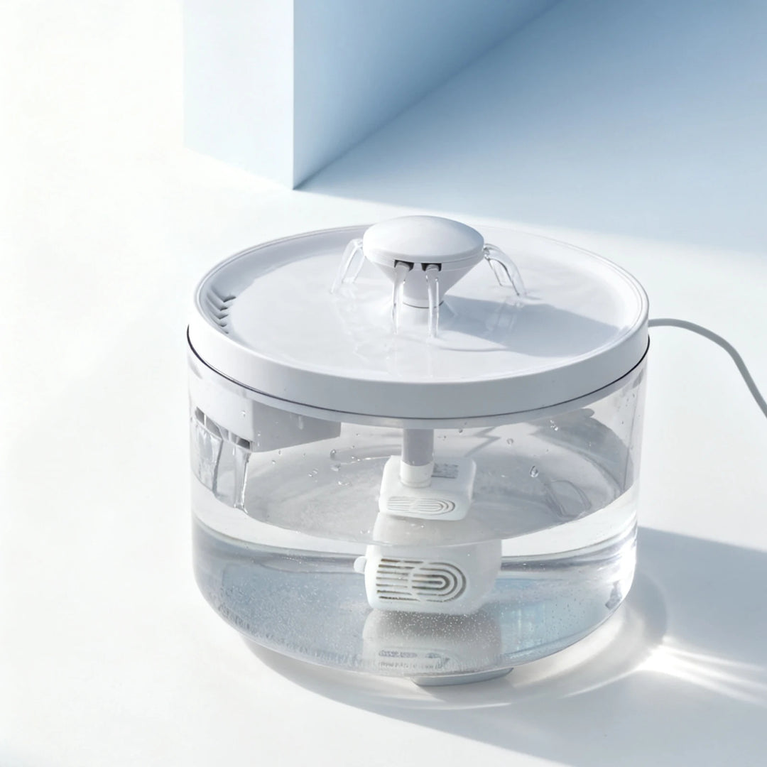 Distributeur d'eau électrique blanc en plastique, avec système de filtration intégré, pour une hydratation optimale.