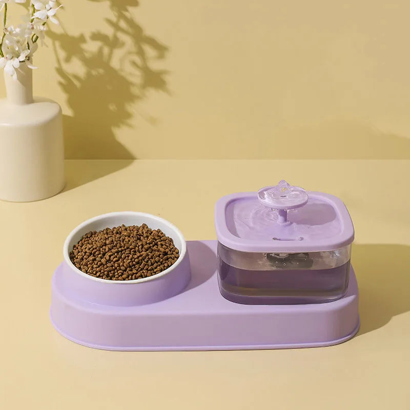 Distributeur d'eau et de croquettes pour animaux, violet, en plastique, avec fontaine intégrée.