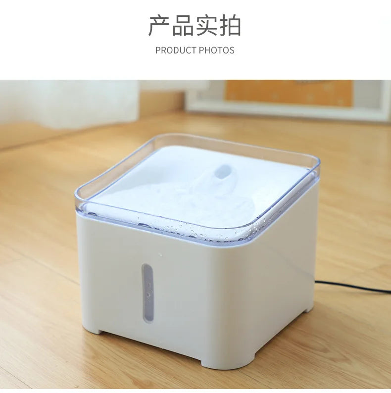 Humidificateur carré en plastique blanc avec réservoir d'eau, design moderne et pratique.