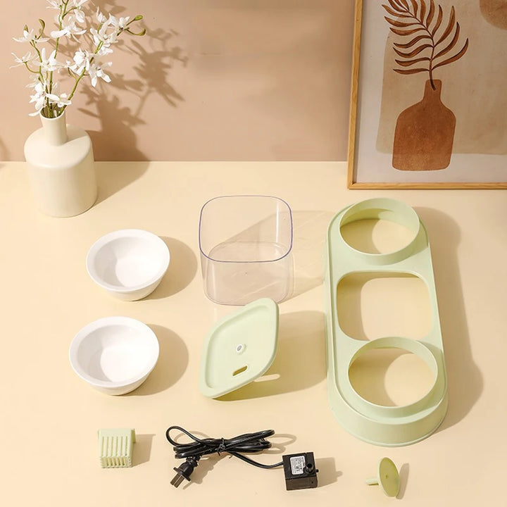 Combinaison de accessoires de cuisine en vert clair avec récipients et câble électrique.