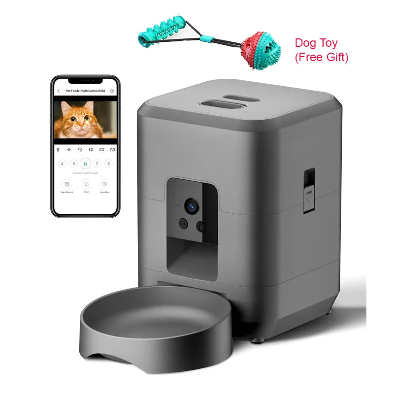 Distributeur de nourriture intelligent gris avec caméra, comprenant un bol et jouet pour chien offert.
