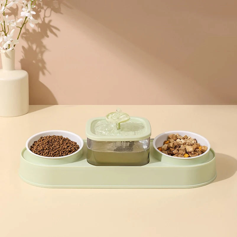 Distributeur d'eau et de nourriture pour animaux, couleur vert tendre, en plastique, avec fontaine intégrée.