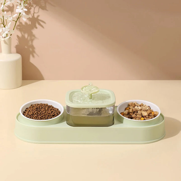 Distributeur d'eau et de nourriture pour animaux, couleur vert tendre, en plastique, avec fontaine intégrée.