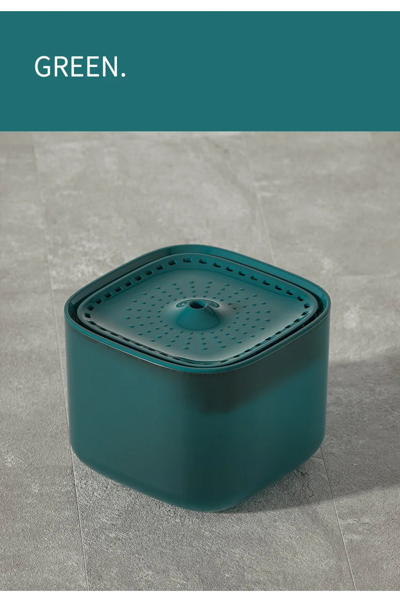 Boîte en plastique vert, design carré avec couvercle perforé, idéale pour le rangement.