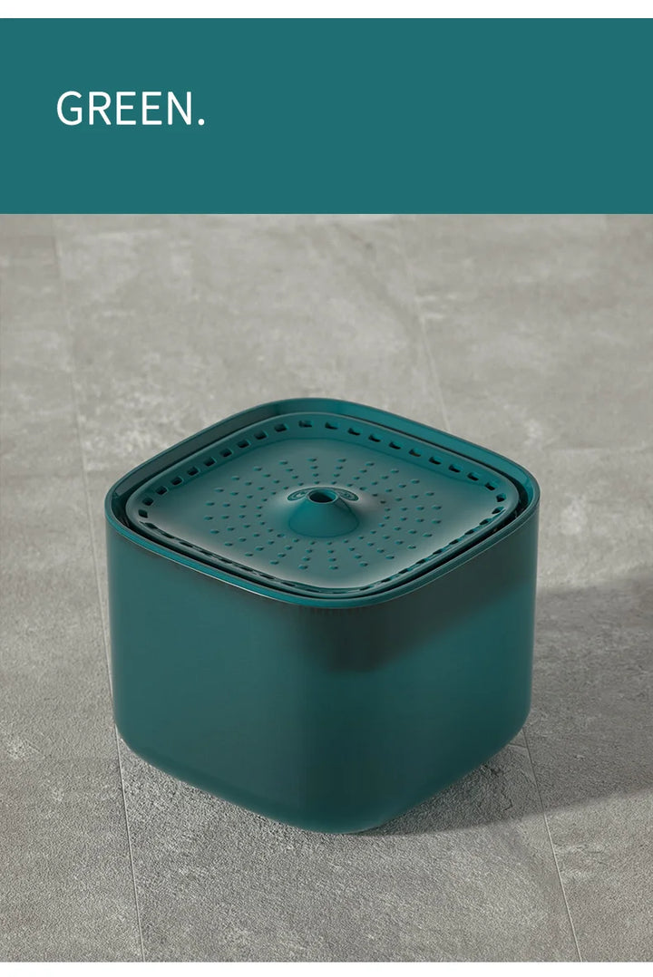 Boîte en plastique vert, design carré avec couvercle perforé, idéale pour le rangement.