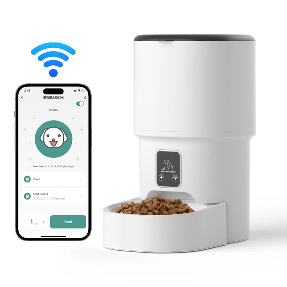 Distributeur de nourriture intelligent pour animaux, blanc, connecté par Wi-Fi, avec application smartphone.