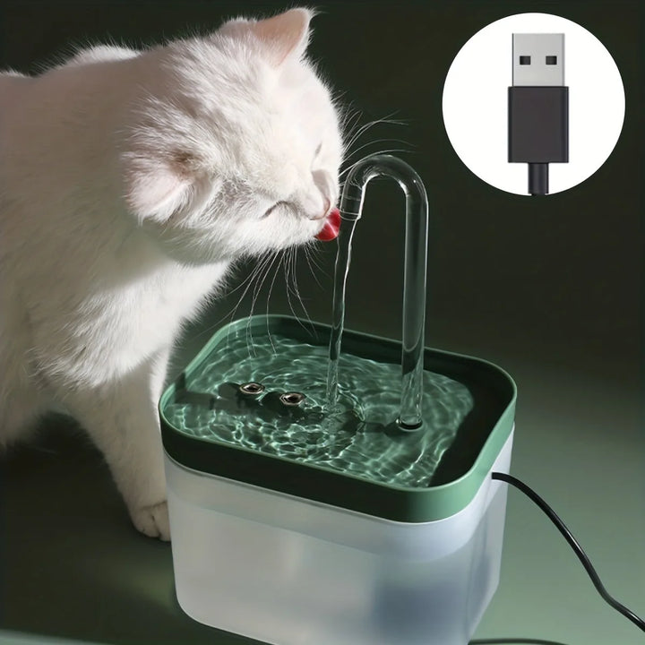 Fontaine à eau pour chat en plastique transparent avec alimentation USB, couleur verte et design moderne.