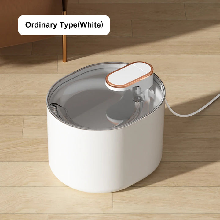 Bac ordinaire blanc avec couvercle argenté, idéal pour le bien-être et la détente à la maison.