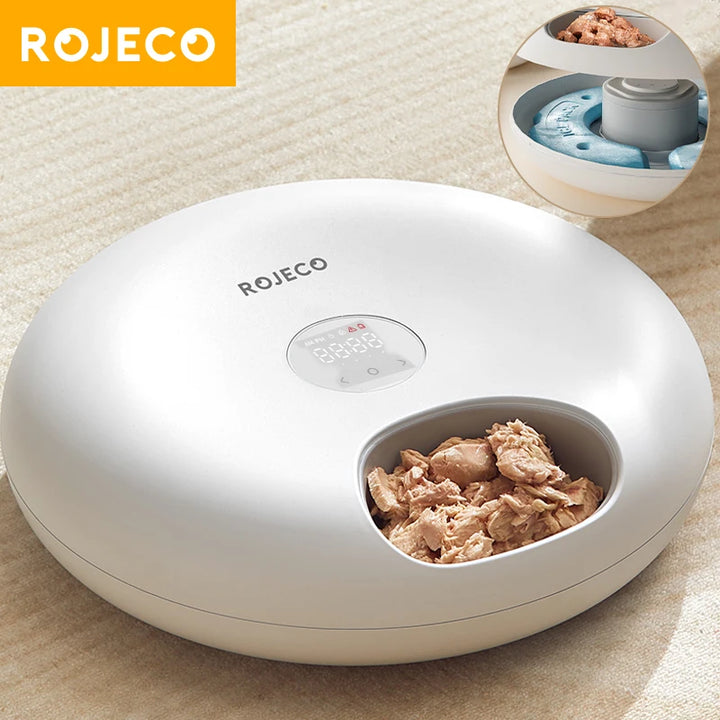 Distributeur automatique ROJECO blanc, en plastique, pour aliments pour animaux, avec écran numérique et compartiment.