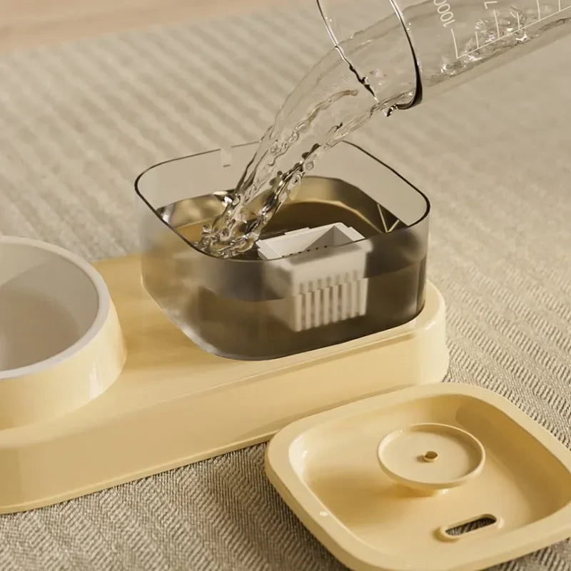 Distributeur d'eau en plastique beige et transparent, avec réservoir et couvercle amovible.