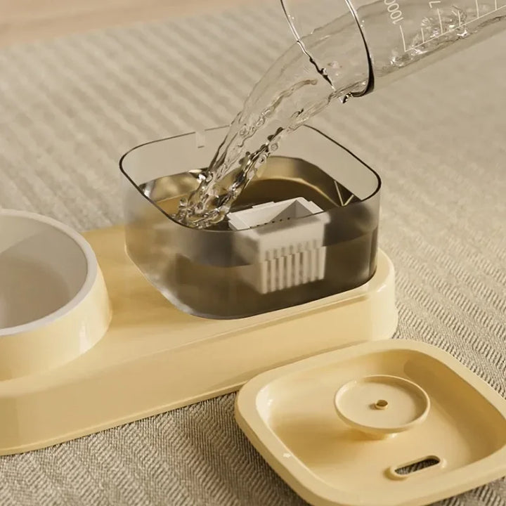 Distributeur d'eau en plastique beige et transparent, avec réservoir et couvercle amovible.
