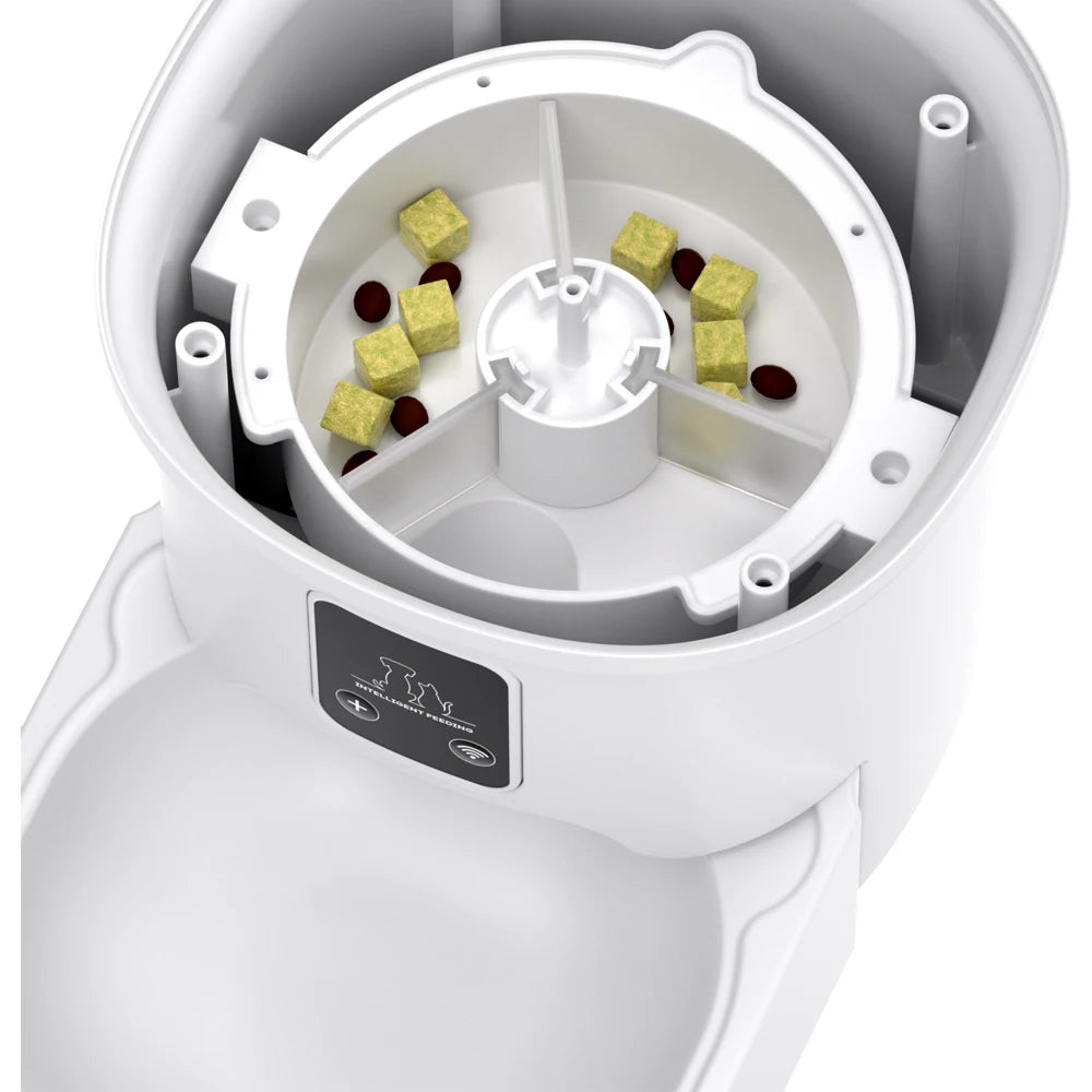 Distributeur de nourriture pour animaux, blanc, avec compartiments pour croquettes et friandises.