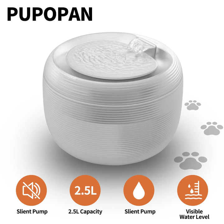 Fontaine pour animaux Pupopan en plastique blanc, capacité de 2,5L, pompe silencieuse, et niveau d'eau visible.