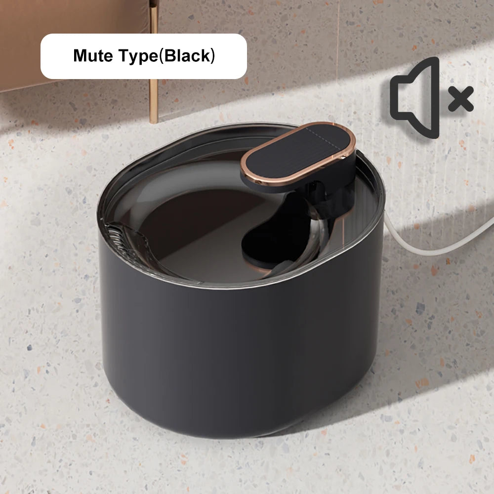 Poubelle noire à ouverture silencieuse avec couvercle en doré, design moderne et fonctionnel.