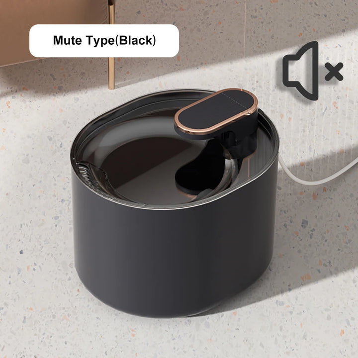 Poubelle noire à ouverture silencieuse avec couvercle en doré, design moderne et fonctionnel.