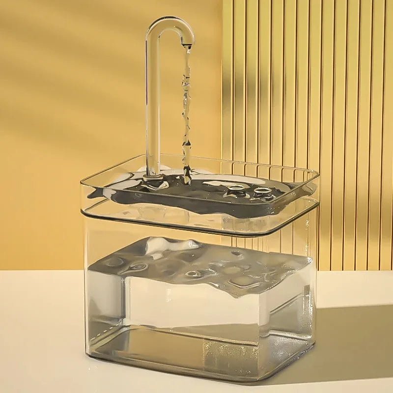 Fontaine de table en verre transparent avec eau en mouvement, design moderne et élégant.